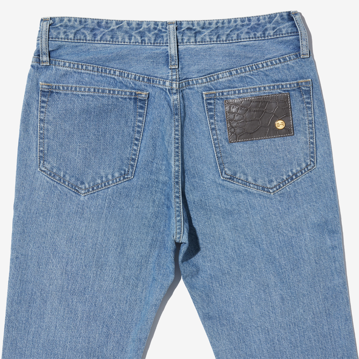 G-FRANCOのレディースジーンズ、SLIM TAPERED（スリムテーパード）Light Blue（ライトブルー）の背面からのアップ