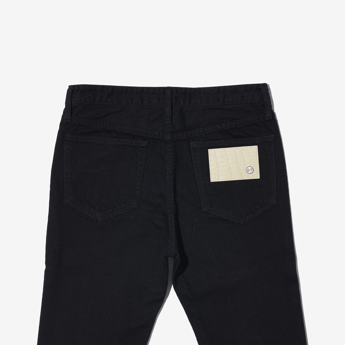 G-FRANCOのレディースジーンズ、SLIM TAPERED（スリムテーパード）Black（ブラック）の背面からのアップ