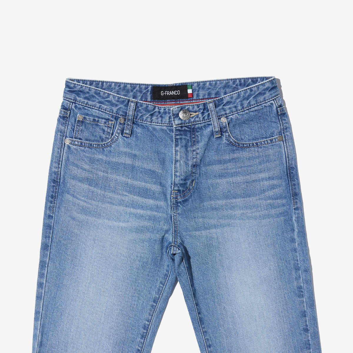 G-FRANCOのレディースジーンズ、STRAIGHT SLIT（ストレートスリット）Light Blue（ライトブルー）の正面からのアップ