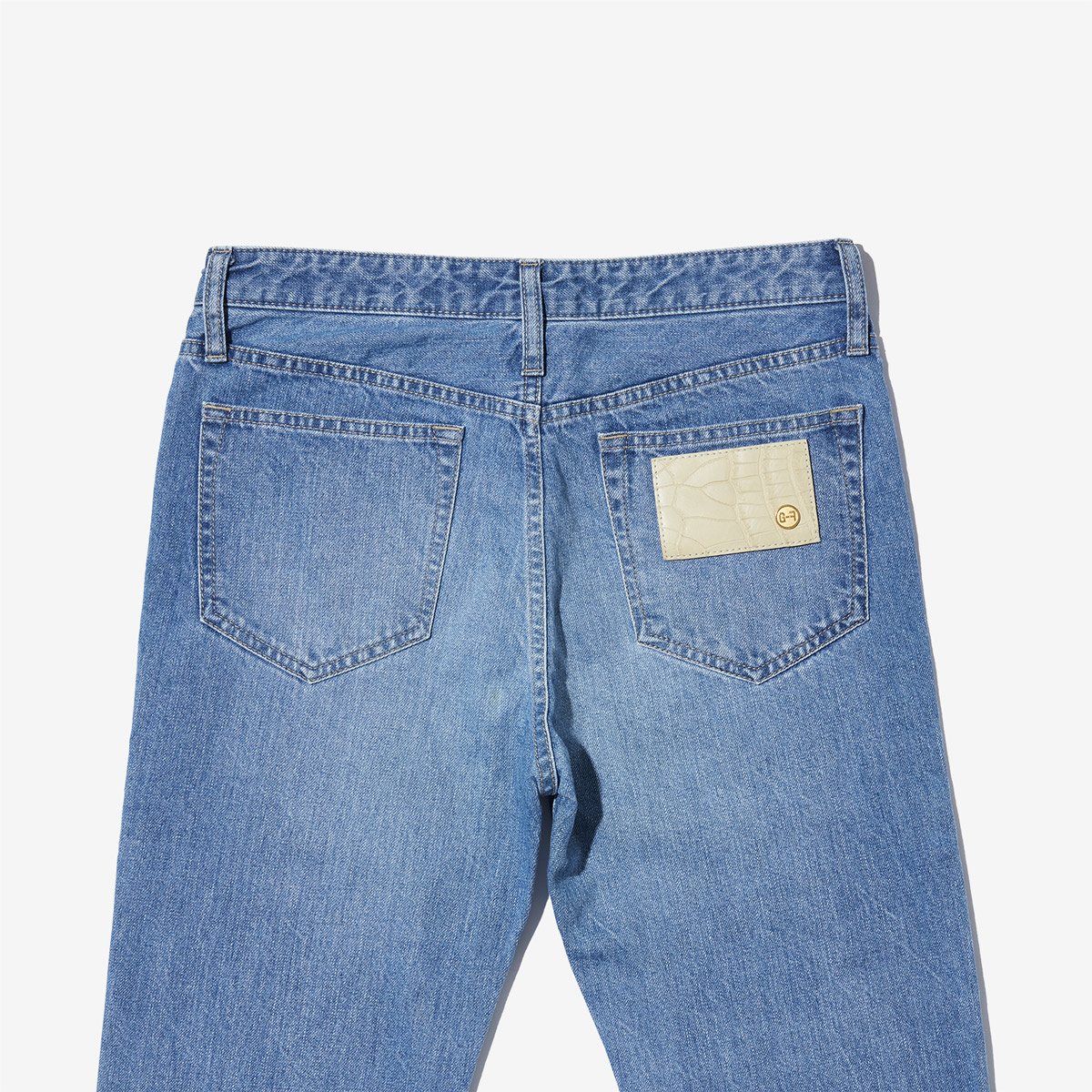 G-FRANCOのレディースジーンズ、STRAIGHT SLIT（ストレートスリット）Light Blue（ライトブルー）の背面からのアップ