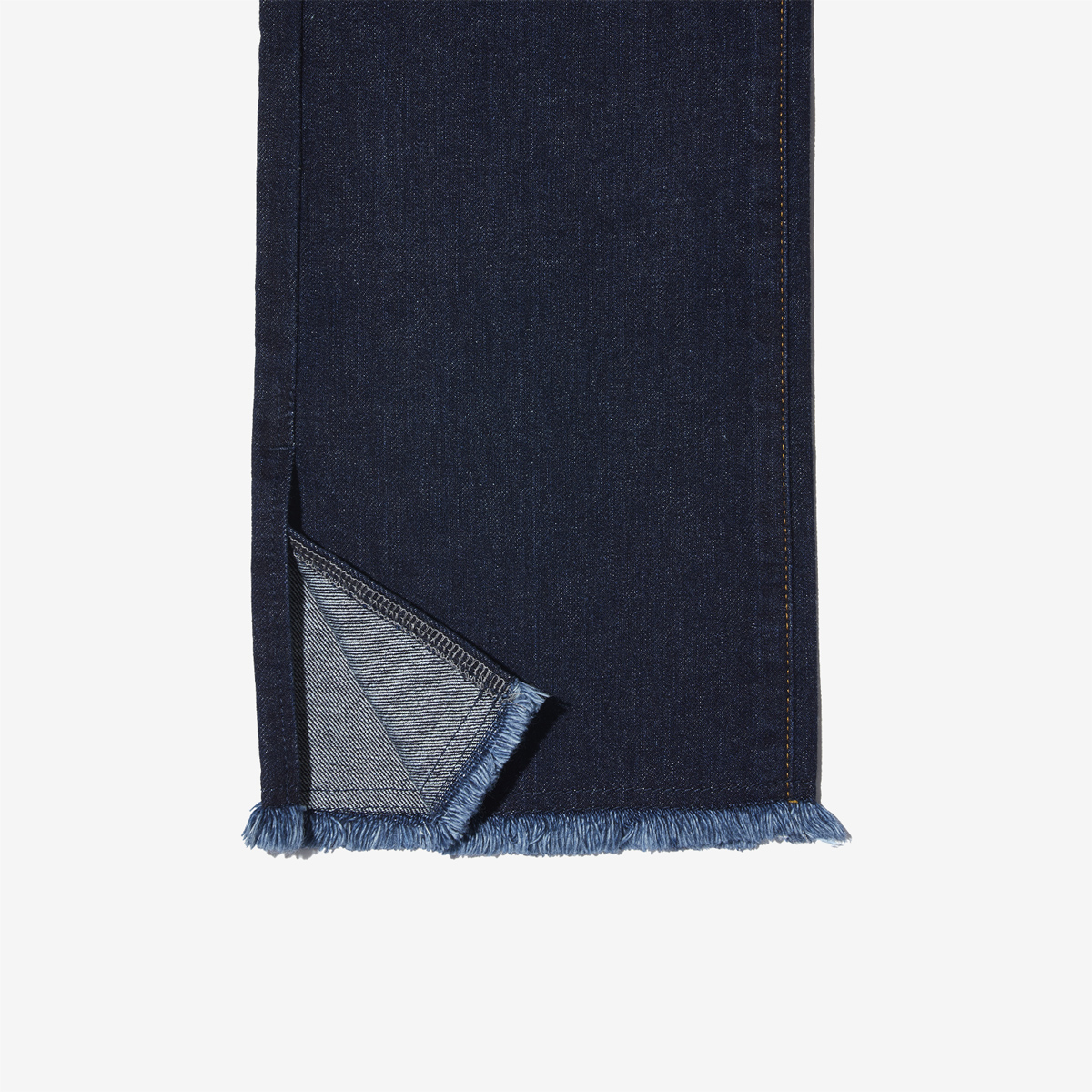 G-FRANCOのレディースジーンズ、STRAIGHT SLIT（ストレートスリット）Indigo（インディゴ）の裾