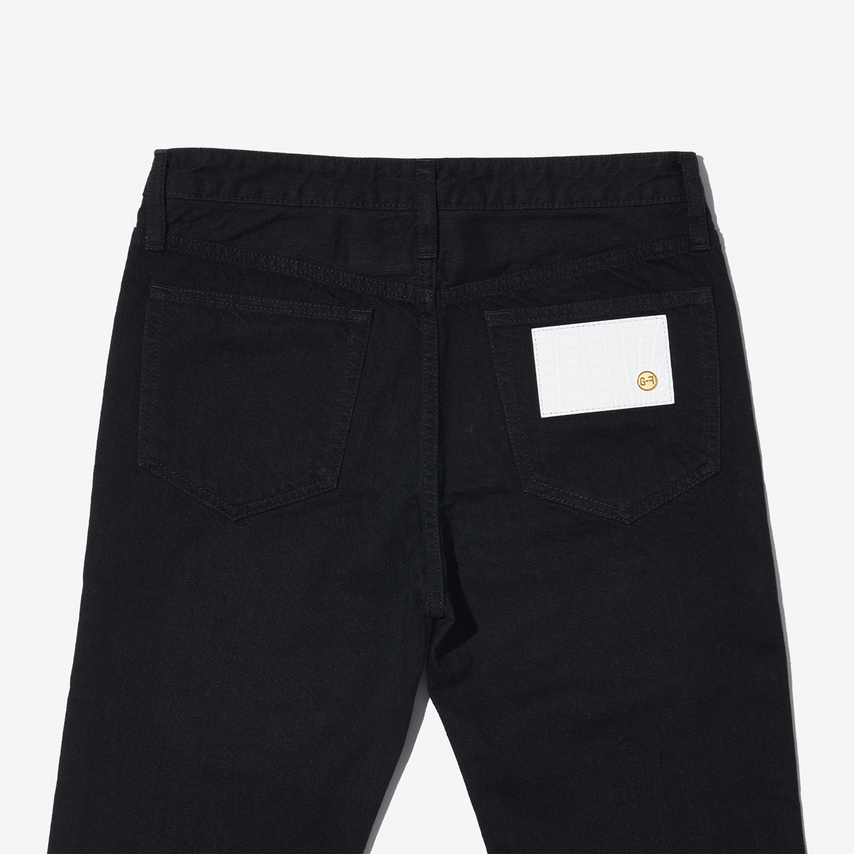 G-FRANCOのレディースジーンズ、STRAIGHT SLIT（ストレートスリット）Black（ブラック）の背面からのアップ