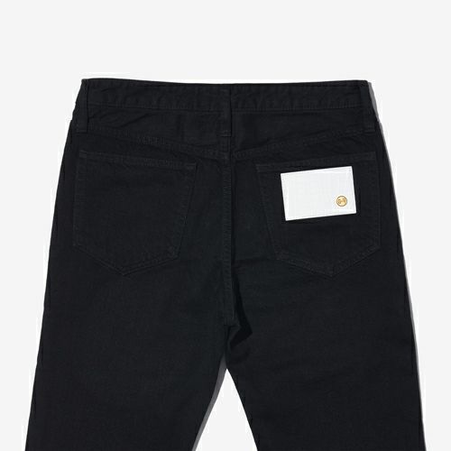 G-FRANCOのレディースジーンズ、STRAIGHT SLIT（ストレートスリット）Black（ブラック）の背面からのアップ