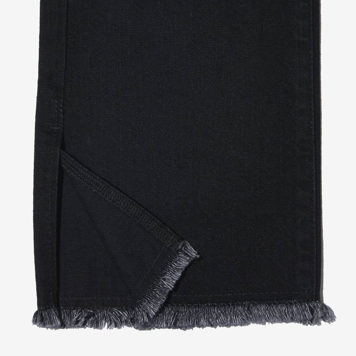 G-FRANCOのレディースジーンズ、STRAIGHT SLIT（ストレートスリット）Black（ブラック）の裾