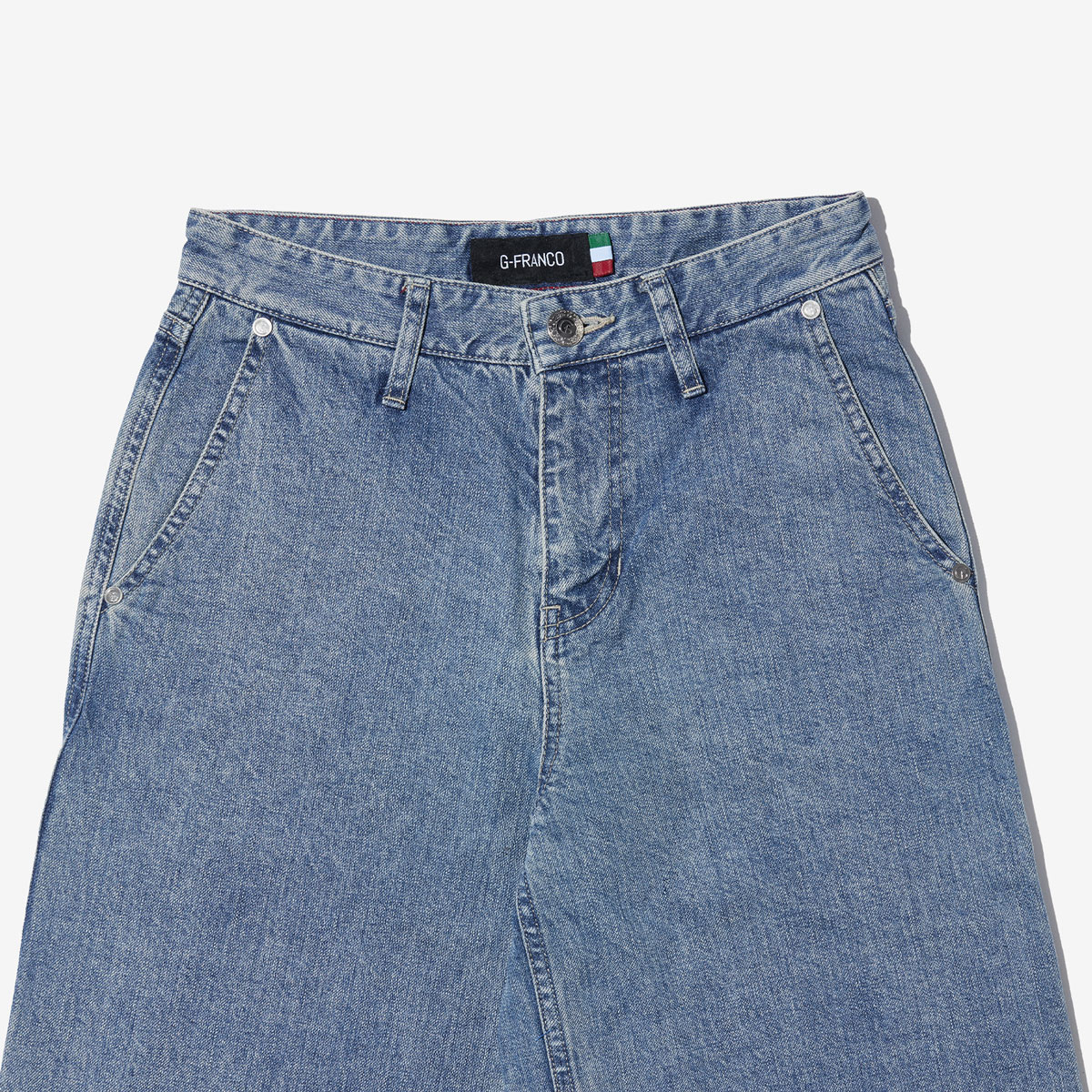 G-FRANCOのレディースジーンズ、WIDE FIT（ワイドフィット）Light Blue（ライトブルー）の正面からのアップ