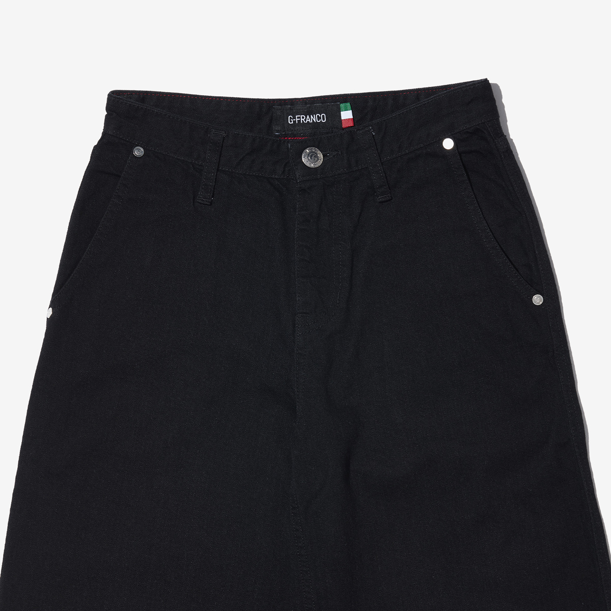 G-FRANCOのレディースジーンズ、WIDE FIT（ワイドフィット）Black（ブラック）の正面からのアップ