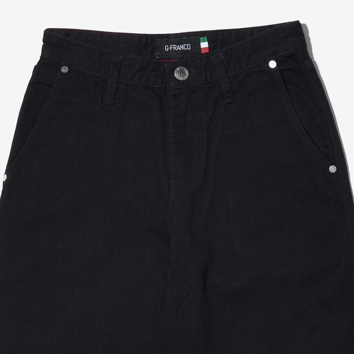 G-FRANCOのレディースジーンズ、WIDE FIT（ワイドフィット）Black（ブラック）の正面からのアップ