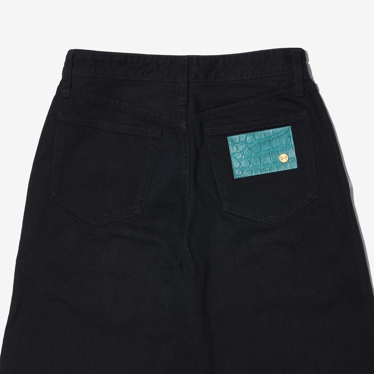 G-FRANCOのレディースジーンズ、WIDE FIT（ワイドフィット）Black（ブラック）の背面からのアップ