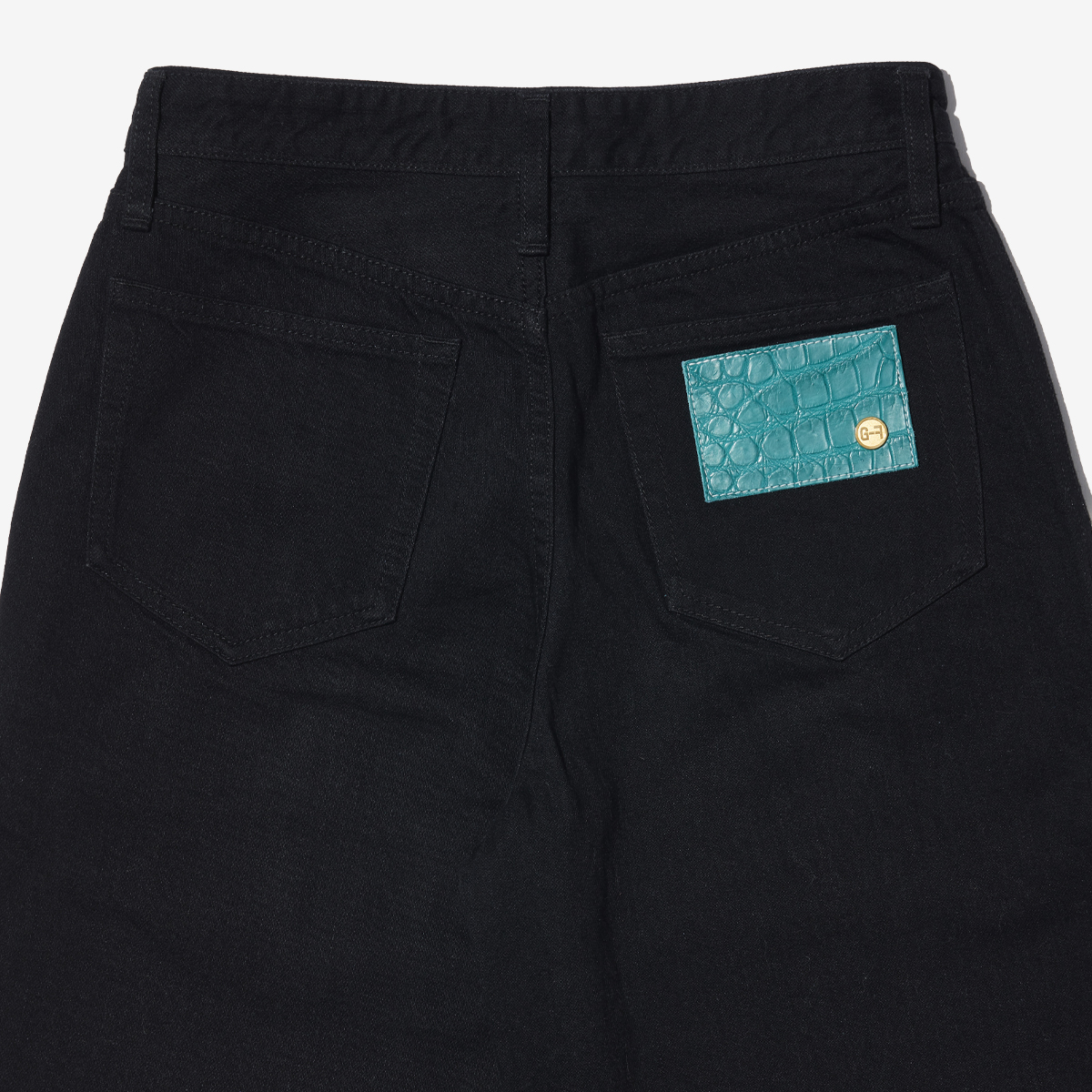 G-FRANCOのレディースジーンズ、WIDE FIT（ワイドフィット）Black（ブラック）の背面からのアップ