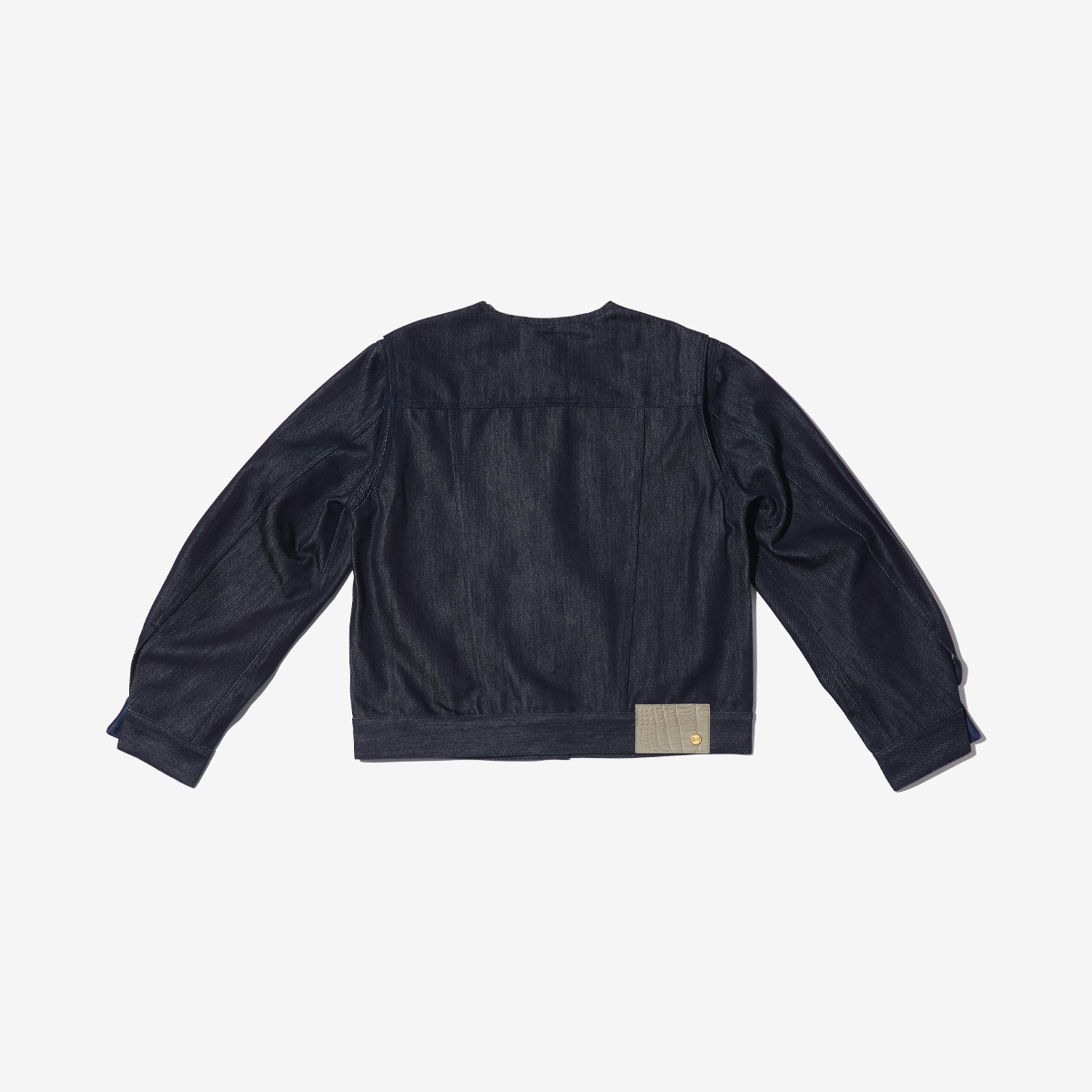 G-FRANCOのレディースデニムジャケット、COLLARLESS SILK JACKET（カラーレスシルクジャケット）Indigo（インディゴ）の背面からの全体図