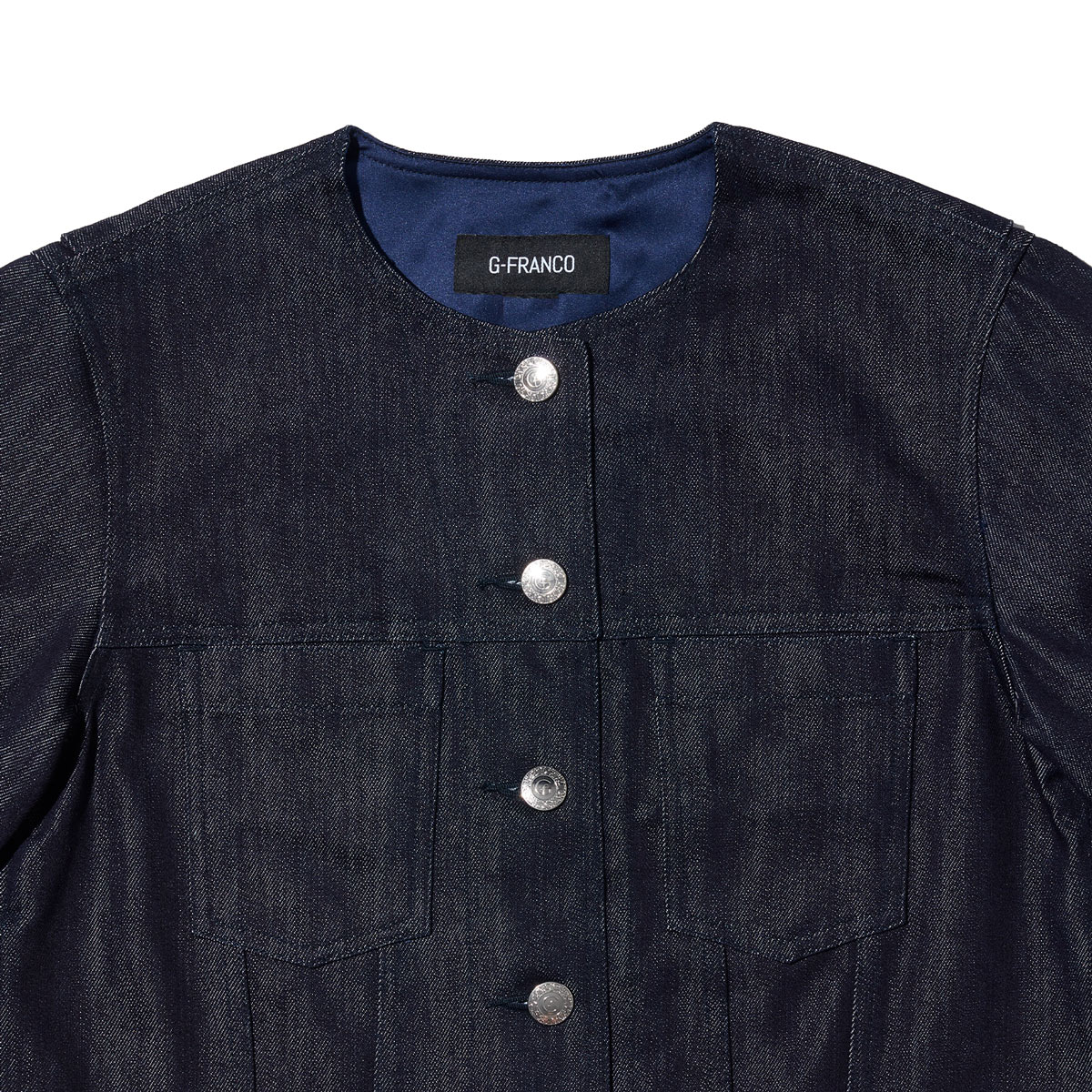 G-FRANCOのレディースデニムジャケット、COLLARLESS SILK JACKET（カラーレスシルクジャケット）Indigo（インディゴ）の襟周り