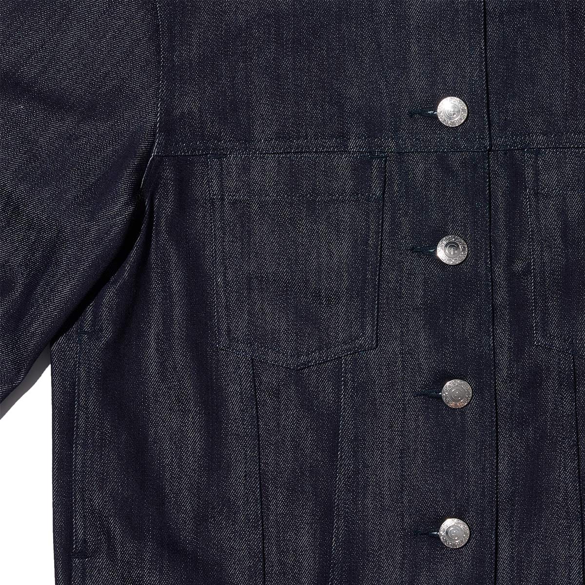 G-FRANCOのレディースデニムジャケット、COLLARLESS SILK JACKET（カラーレスシルクジャケット）Indigo（インディゴ）のボタン周り