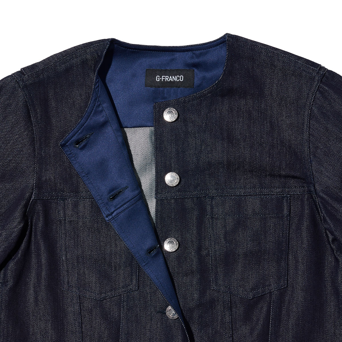 G-FRANCOのレディースデニムジャケット、COLLARLESS SILK JACKET（カラーレスシルクジャケット）Indigo（インディゴ）の襟周り
