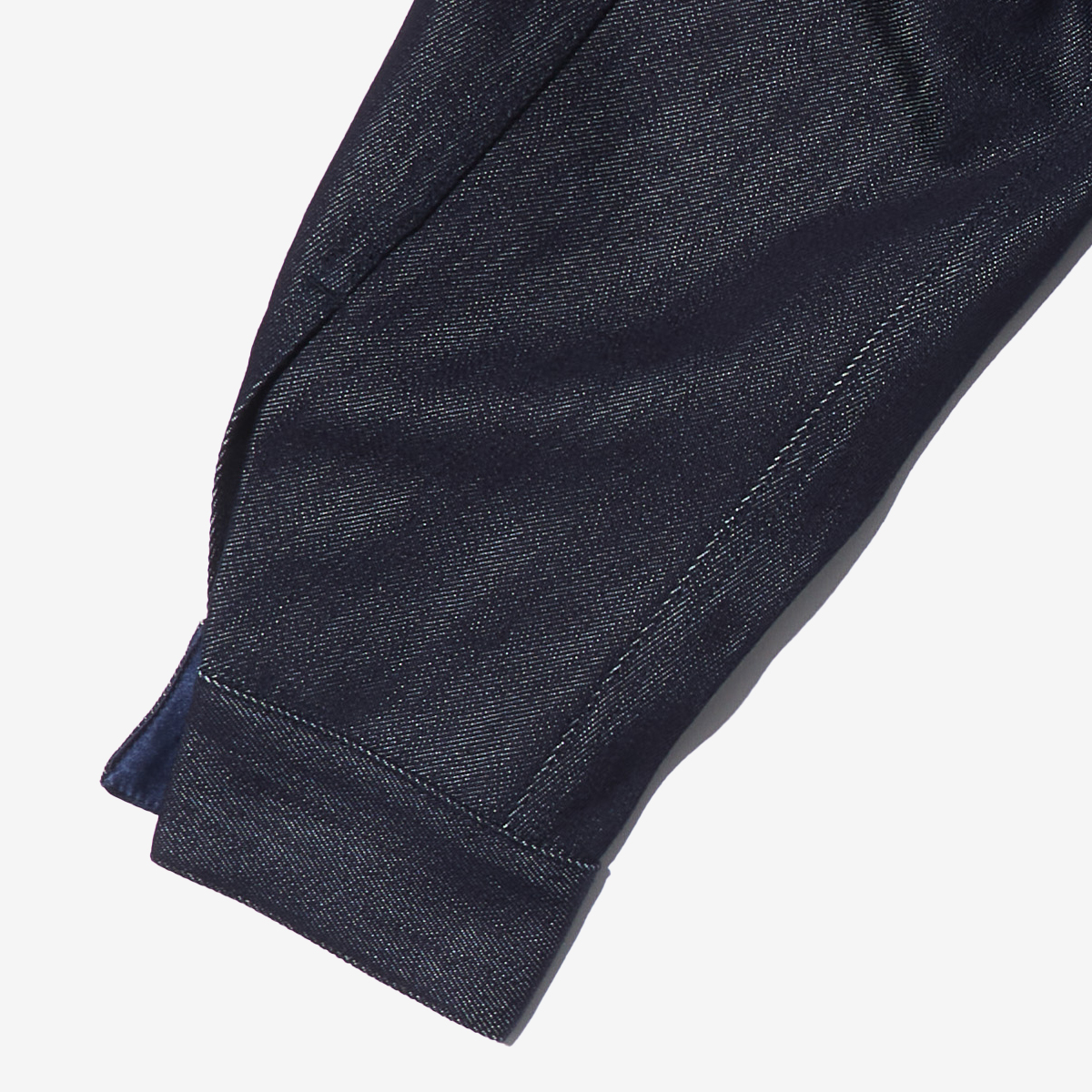 G-FRANCOのレディースデニムジャケット、COLLARLESS SILK JACKET（カラーレスシルクジャケット）Indigo（インディゴ）の襟周り