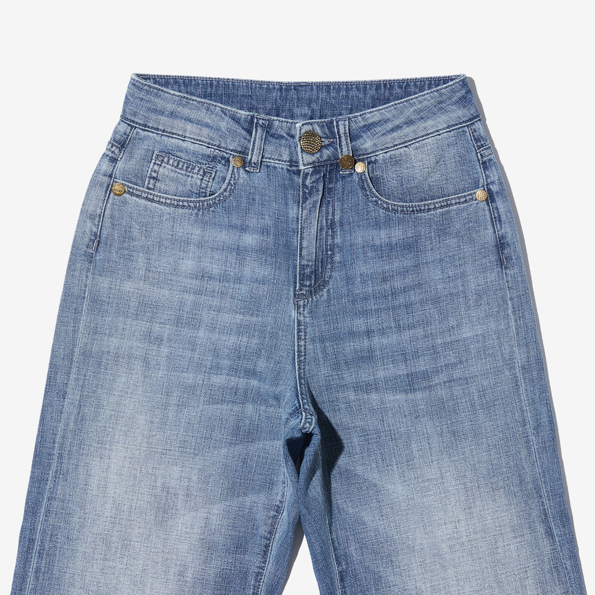 G-FRANCOのレディースジーンズ、VESTA（ヴェスタ）Light Blue（ライトブルー）の正面からのアップ