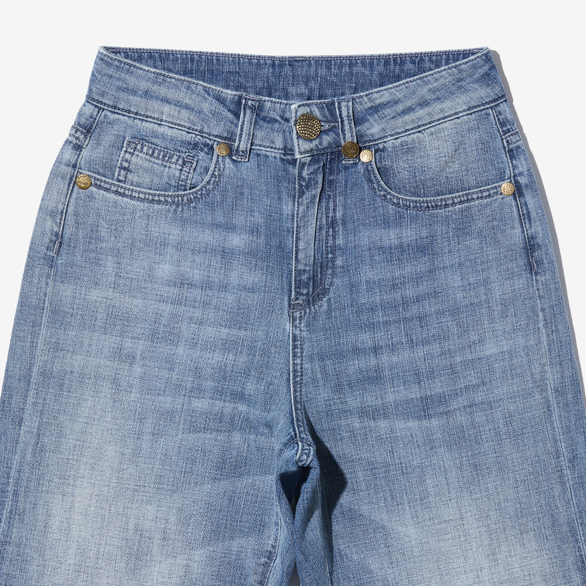 G-FRANCOのレディースジーンズ、VESTA（ヴェスタ）Light Blue（ライトブルー）の正面からのアップ