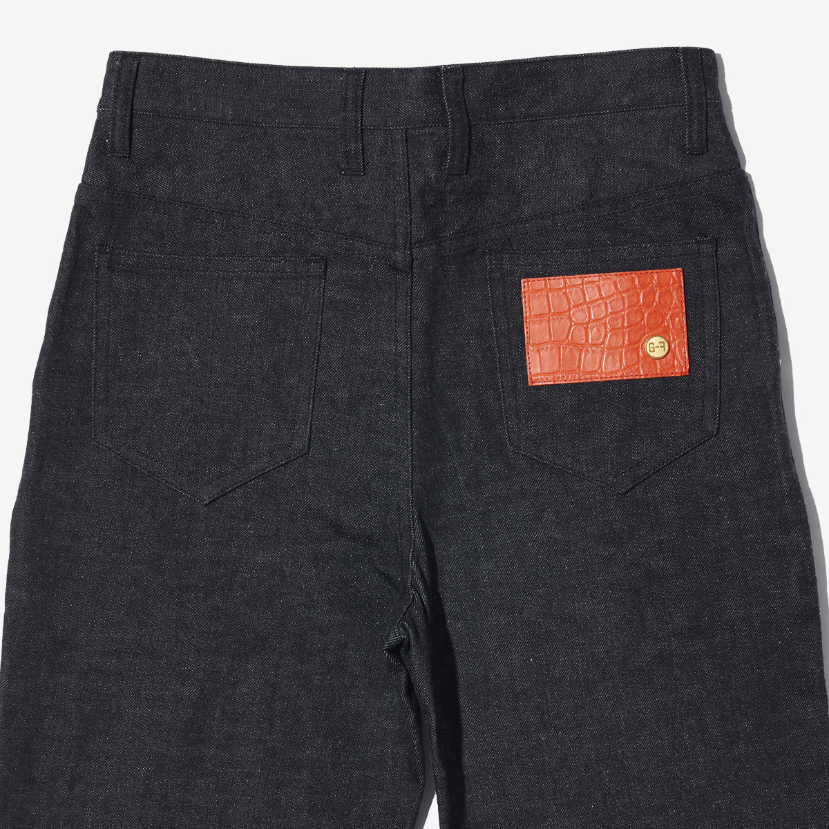 G-FRANCOのレディースジーンズ、HIGH WEST FLARE（ハイウェストフレア）Gray（グレイ）の背面からのアップ