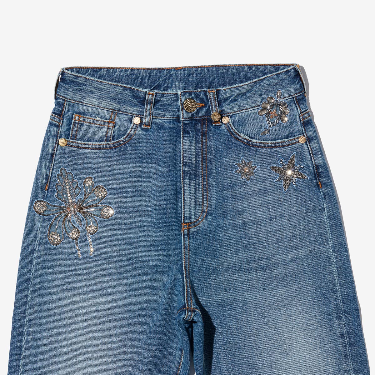 G-FRANCOのレディースジーンズ、GIUNONE EMB.（ジュノーネ）Light Blue（ライトブルー）の正面からのアップ