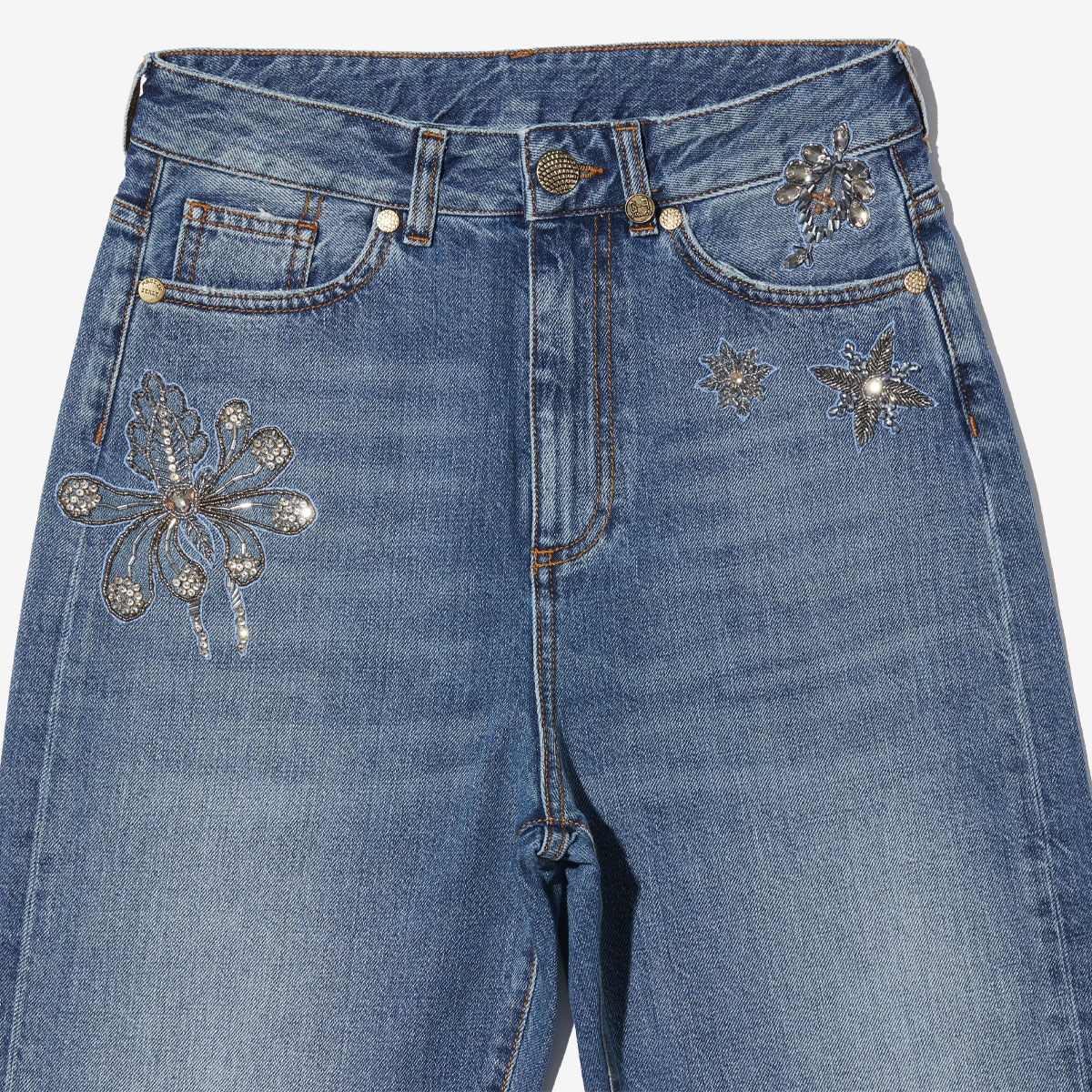 G-FRANCOのレディースジーンズ、GIUNONE EMB.（ジュノーネ）Light Blue（ライトブルー）の正面からのアップ