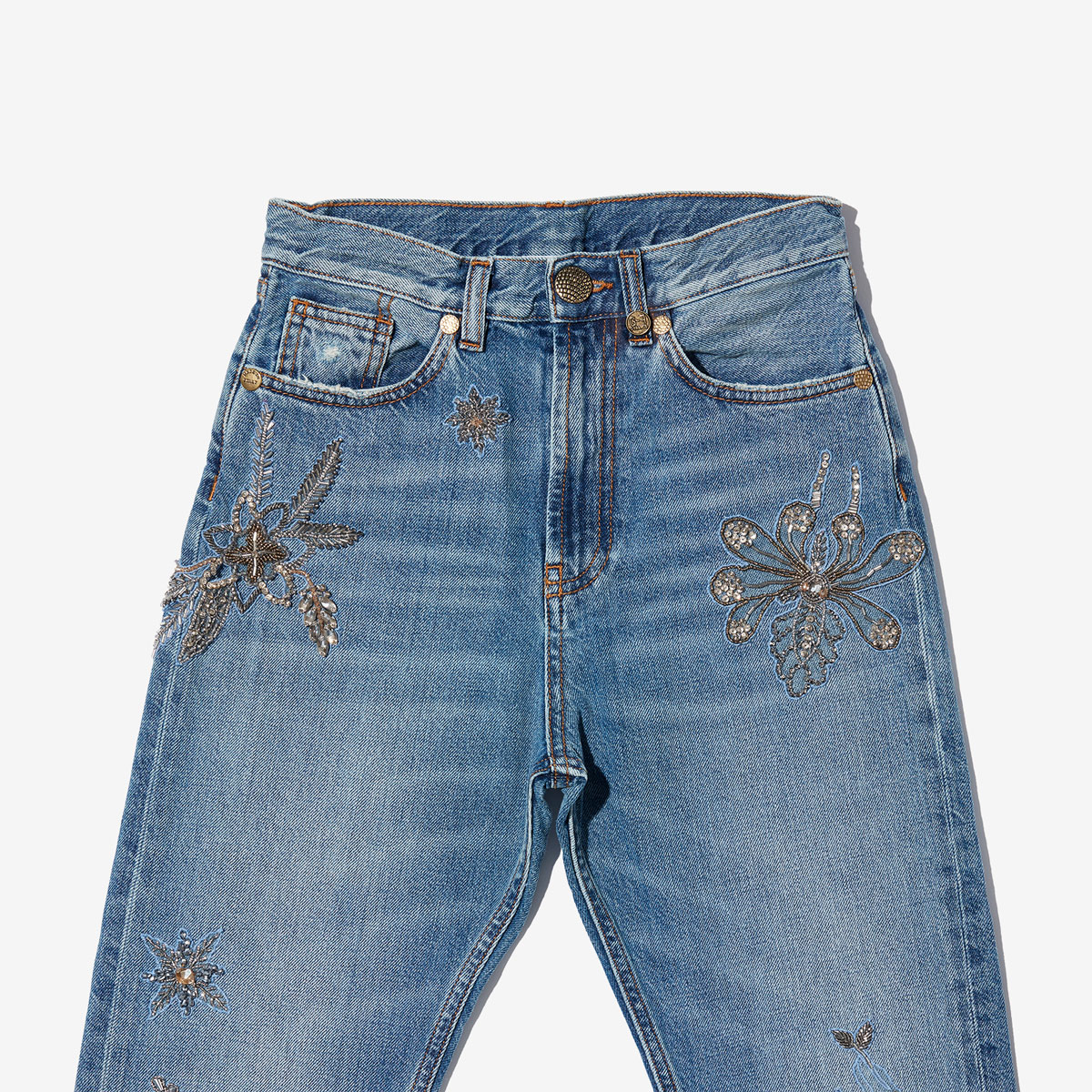 G-FRANCOのレディースジーンズ、VENERE EMB.（ヴェネレ）Light Blue（ライトブルー）の正面からのアップ