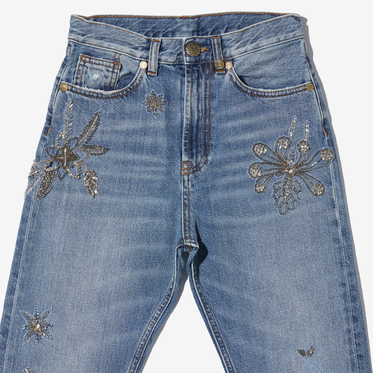 G-FRANCOのレディースジーンズ、VENERE EMB.（ヴェネレ）Light Blue（ライトブルー）の正面からのアップ