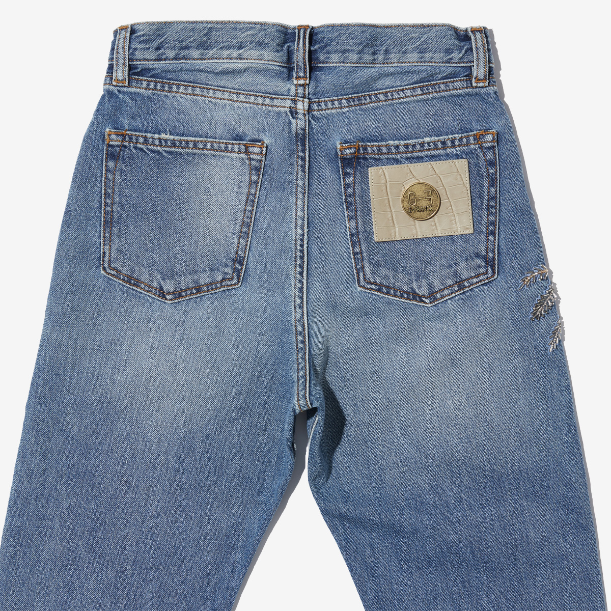 G-FRANCOのレディースジーンズ、VENERE EMB.（ヴェネレ）Light Blue（ライトブルー）の背面からのアップ