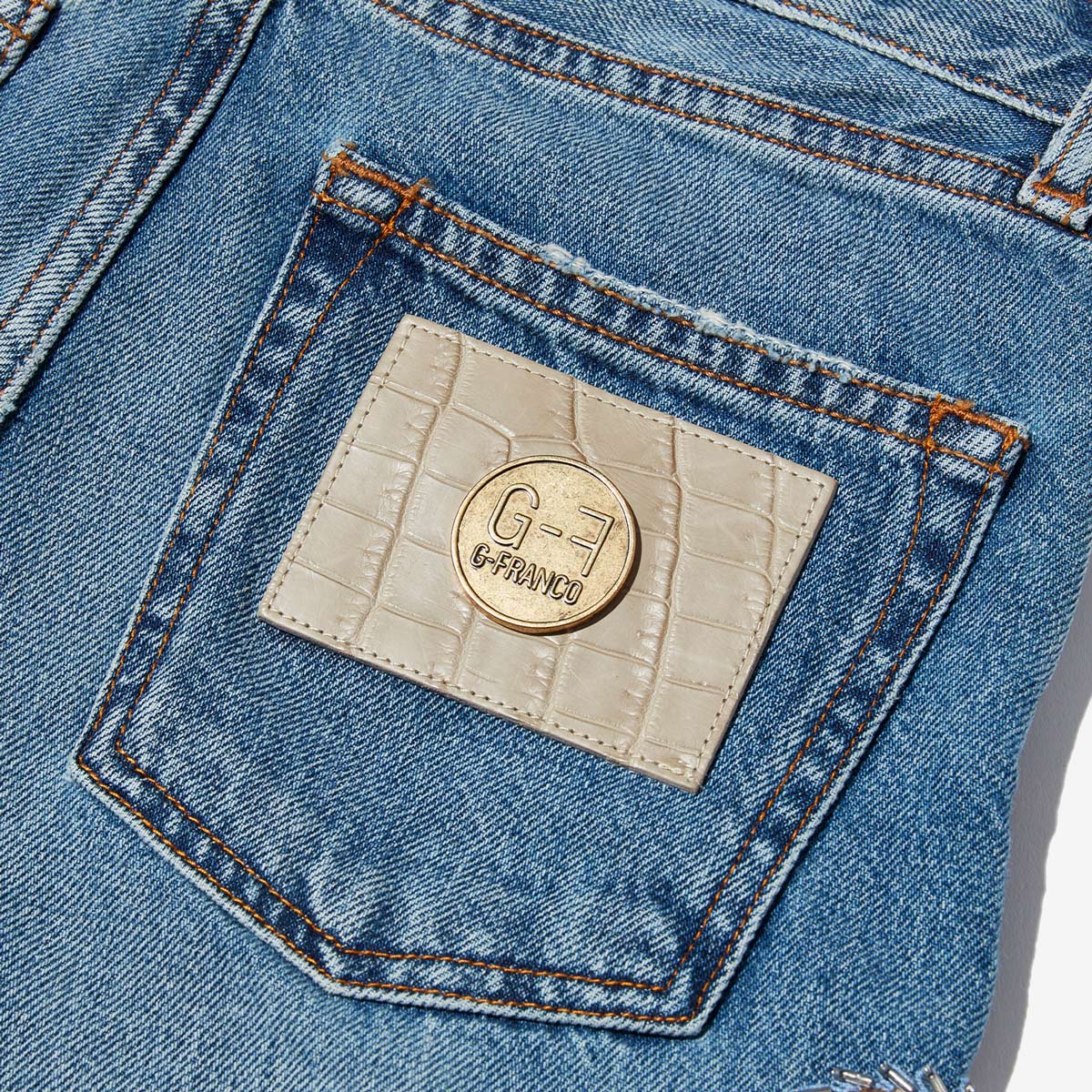 G-FRANCOのレディースジーンズ、VENERE EMB.（ヴェネレ）Light Blue（ライトブルー）の革タグ