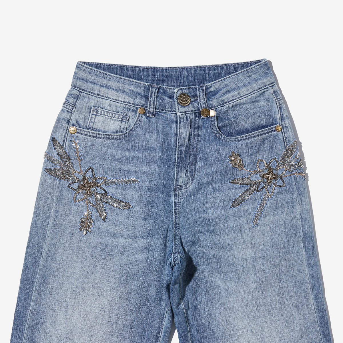 G-FRANCOのレディースジーンズ、VESTA EMB.（ヴェスタ）Light Blue（ライトブルー）の正面からのアップ