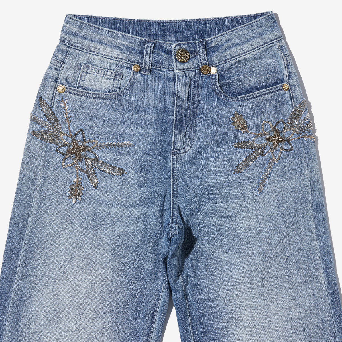 G-FRANCOのレディースジーンズ、VESTA EMB.（ヴェスタ）Light Blue（ライトブルー）の正面からのアップ