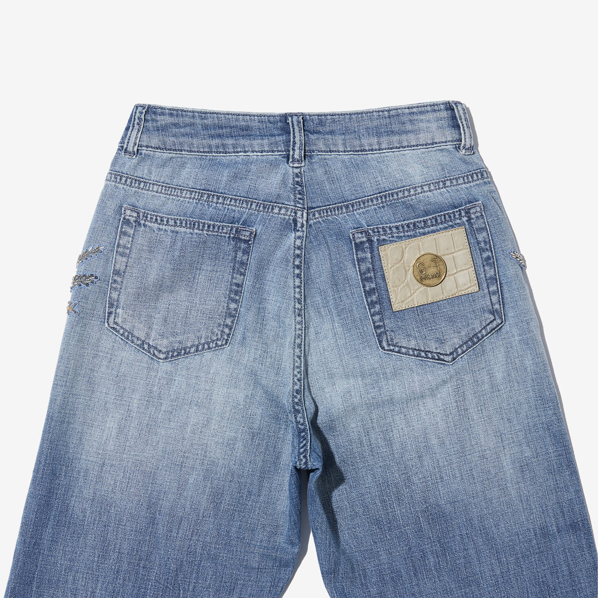 G-FRANCOのレディースジーンズ、VESTA EMB.（ヴェスタ）Light Blue（ライトブルー）の背面からのアップ