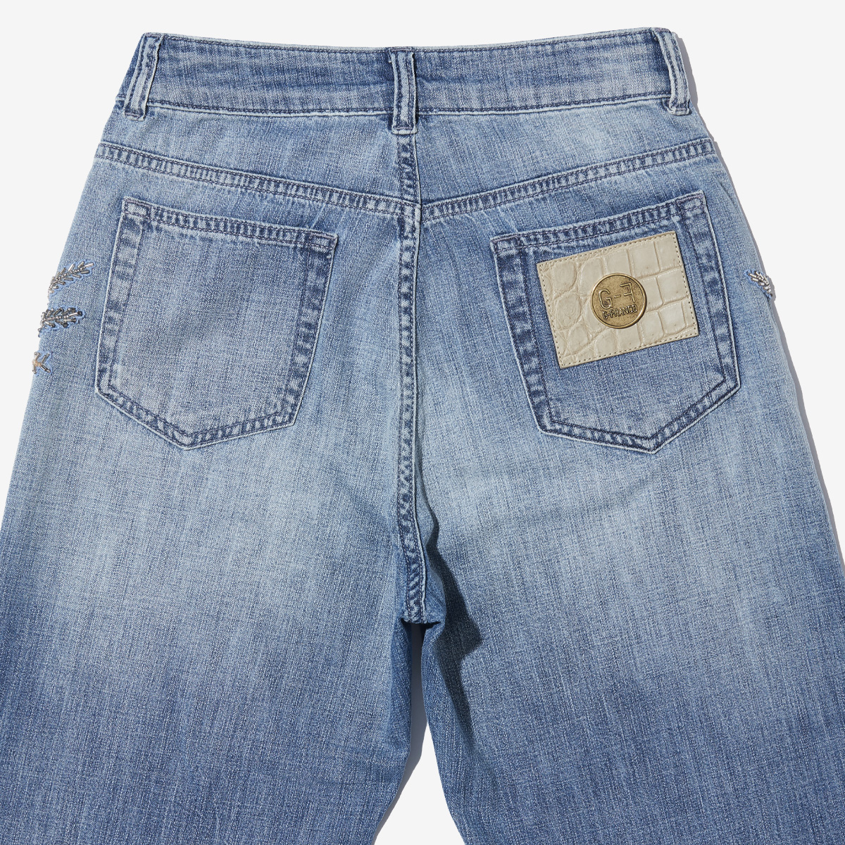 G-FRANCOのレディースジーンズ、VESTA EMB.（ヴェスタ）Light Blue（ライトブルー）の背面からのアップ