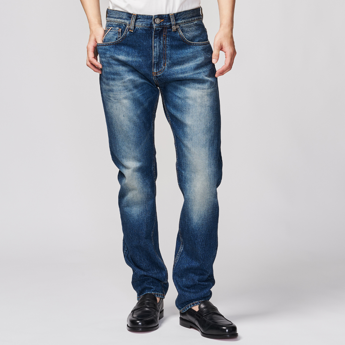 G-FRANCOのメンズジーンズ、GIOVE（ジョーべ）Capri Blue（カプリブルー）の正面からの全体図