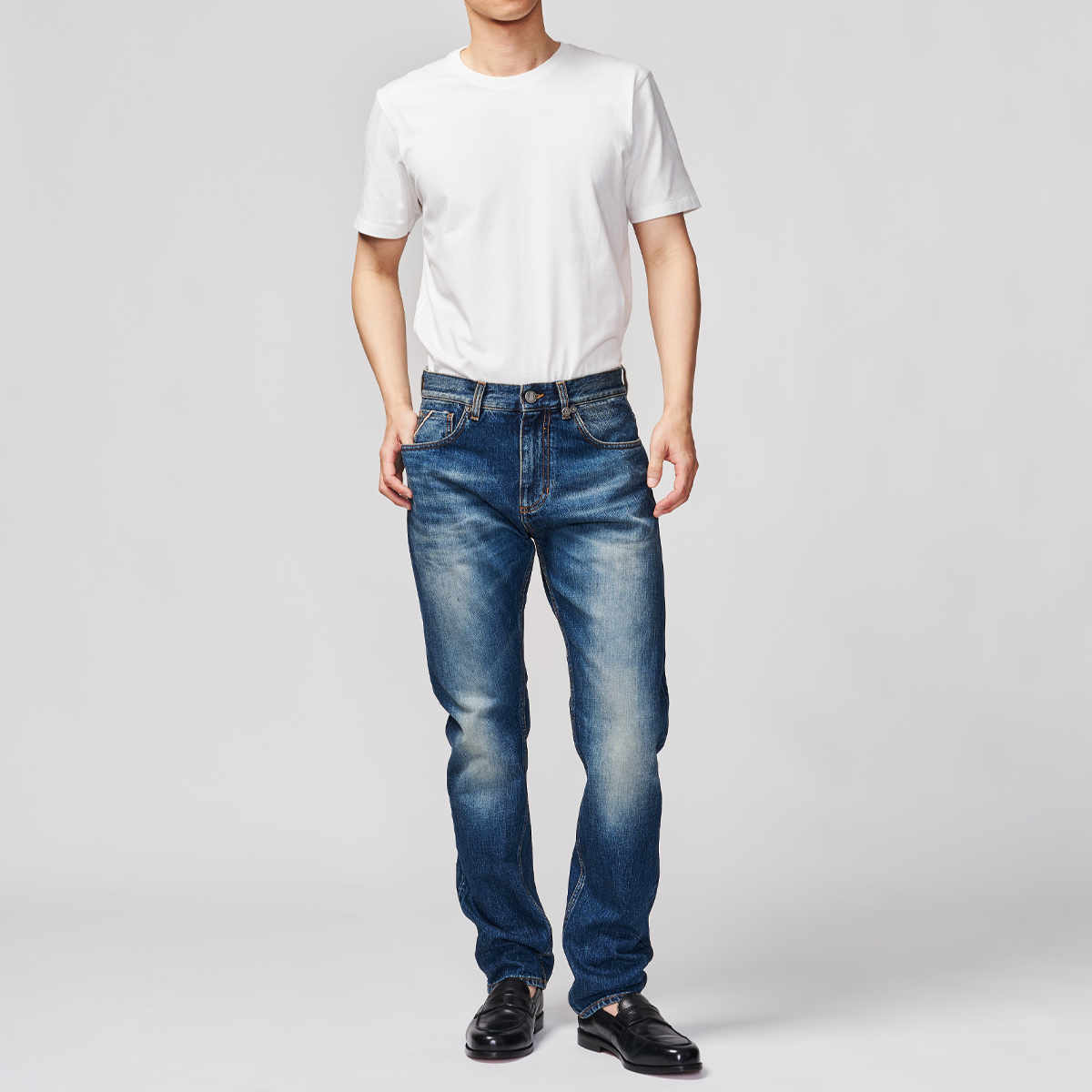 G-FRANCOのメンズジーンズ、GIOVE（ジョーべ）Capri Blue（カプリブルー）の背面からの全体図
