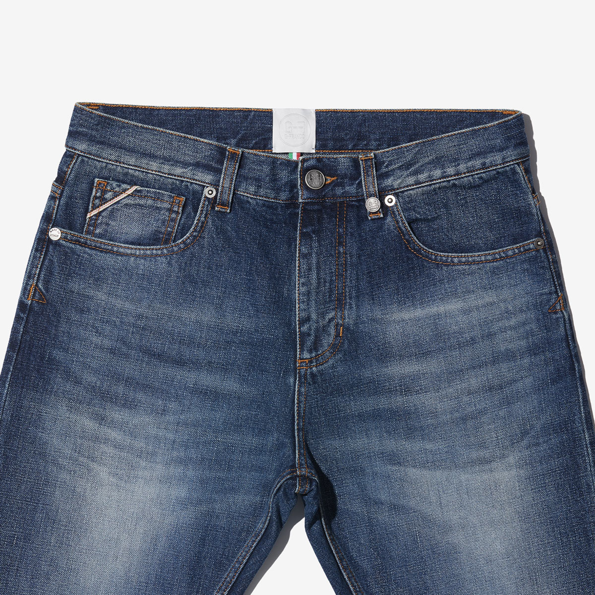 G-FRANCOのメンズジーンズ、GIOVE（ジョーべ）Capri Blue（カプリブルー）の正面からのアップ