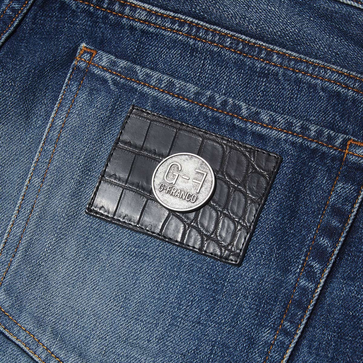 G-FRANCOのメンズジーンズ、GIOVE（ジョーべ）Capri Blue（カプリブルー）の革タグ