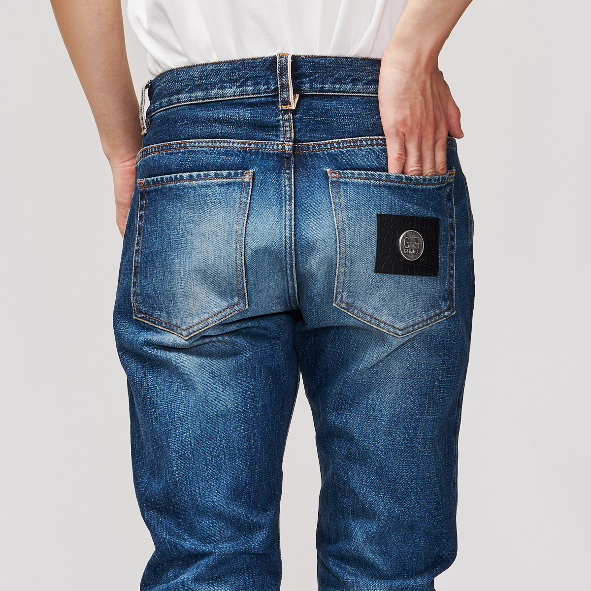 G-FRANCOのメンズジーンズ、GIOVE（ジョーべ）Capri Blue（カプリブルー）の革タグ