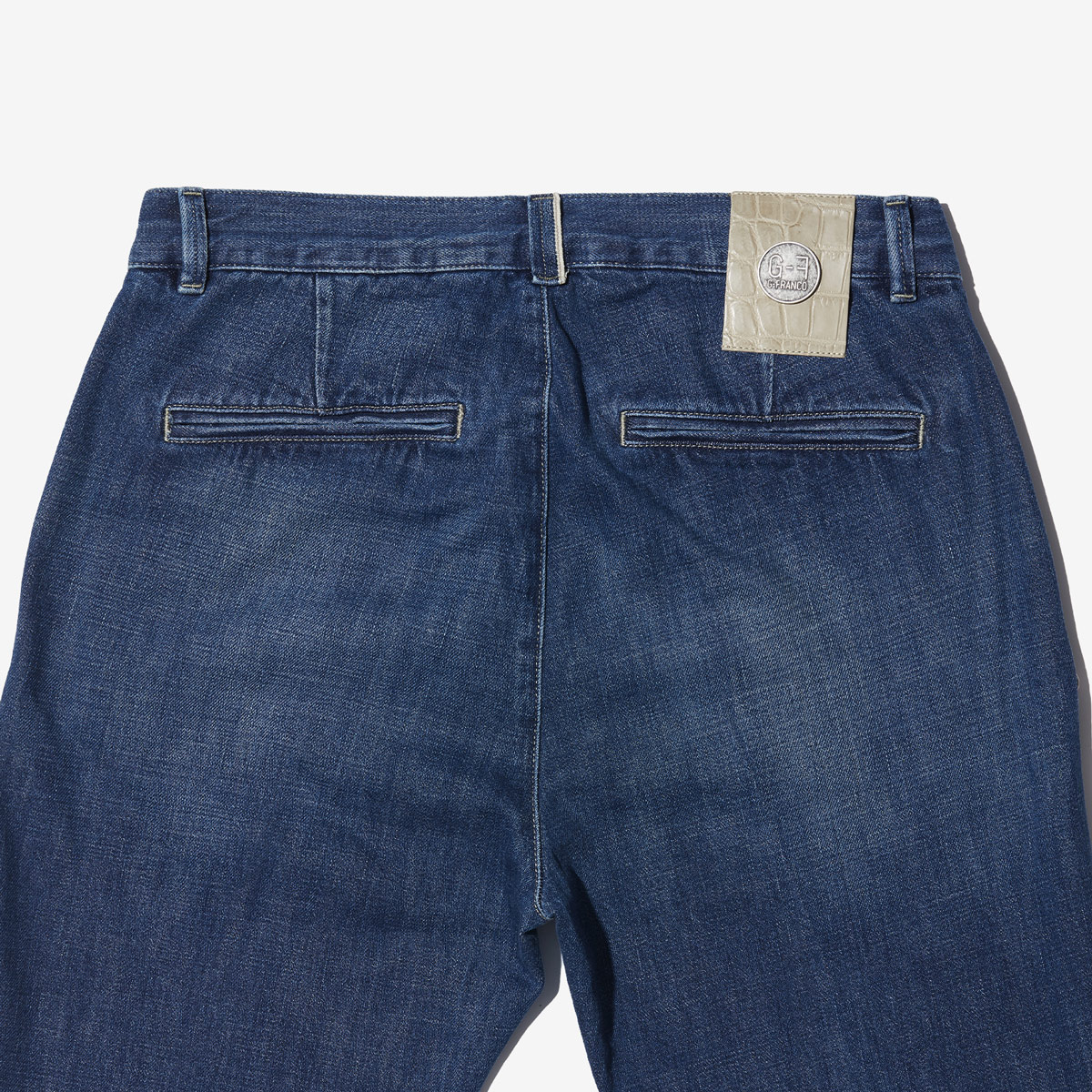G-FRANCOのメンズジーンズ、MARTE（マルテ）Panarea Blue（パナレアブルー）の背面からのアップ