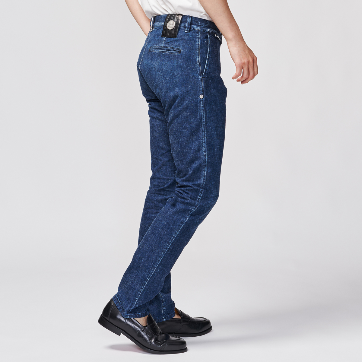 G-FRANCOのメンズジーンズ、APOLLO（アポロ）Pantelleria Blue（パンテッレリアブルー）の背面からの全体図