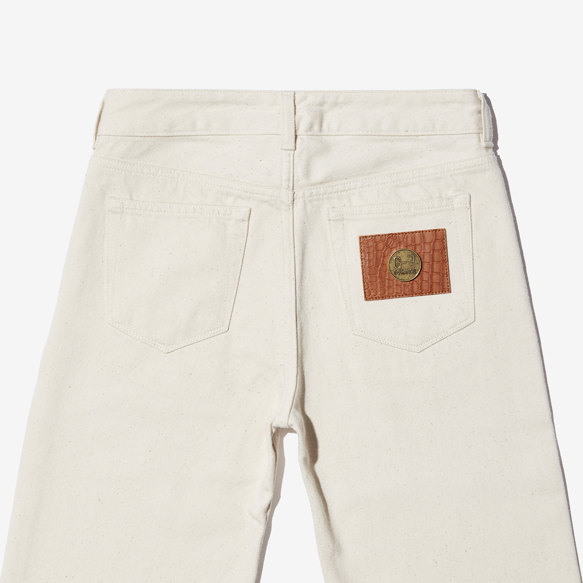 G-FRANCOのレディースジーンズ、ATHENA（アテナ）Beige（ベージュ）の背面からのアップ