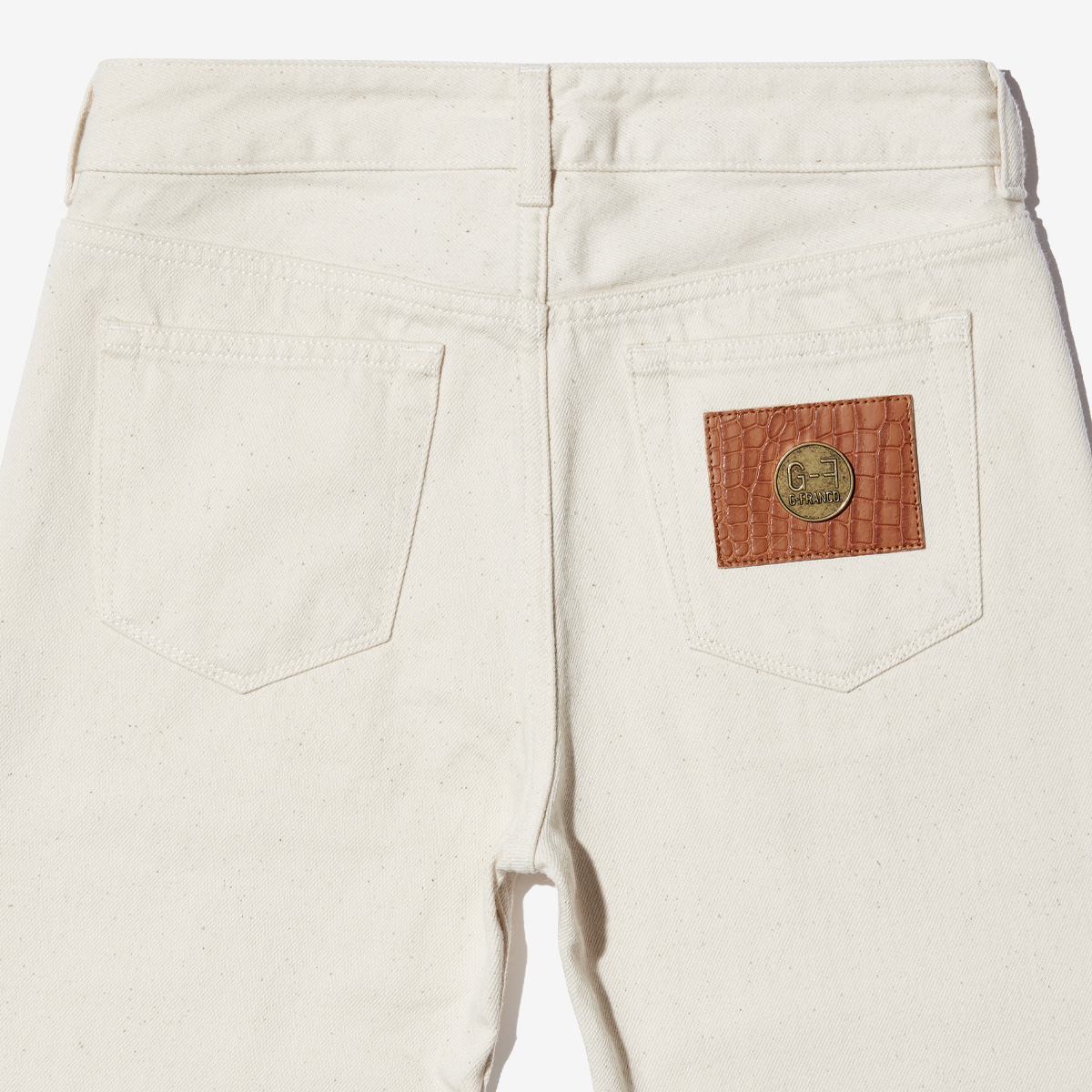 G-FRANCOのレディースジーンズ、ATHENA（アテナ）Beige（ベージュ）の背面からのアップ