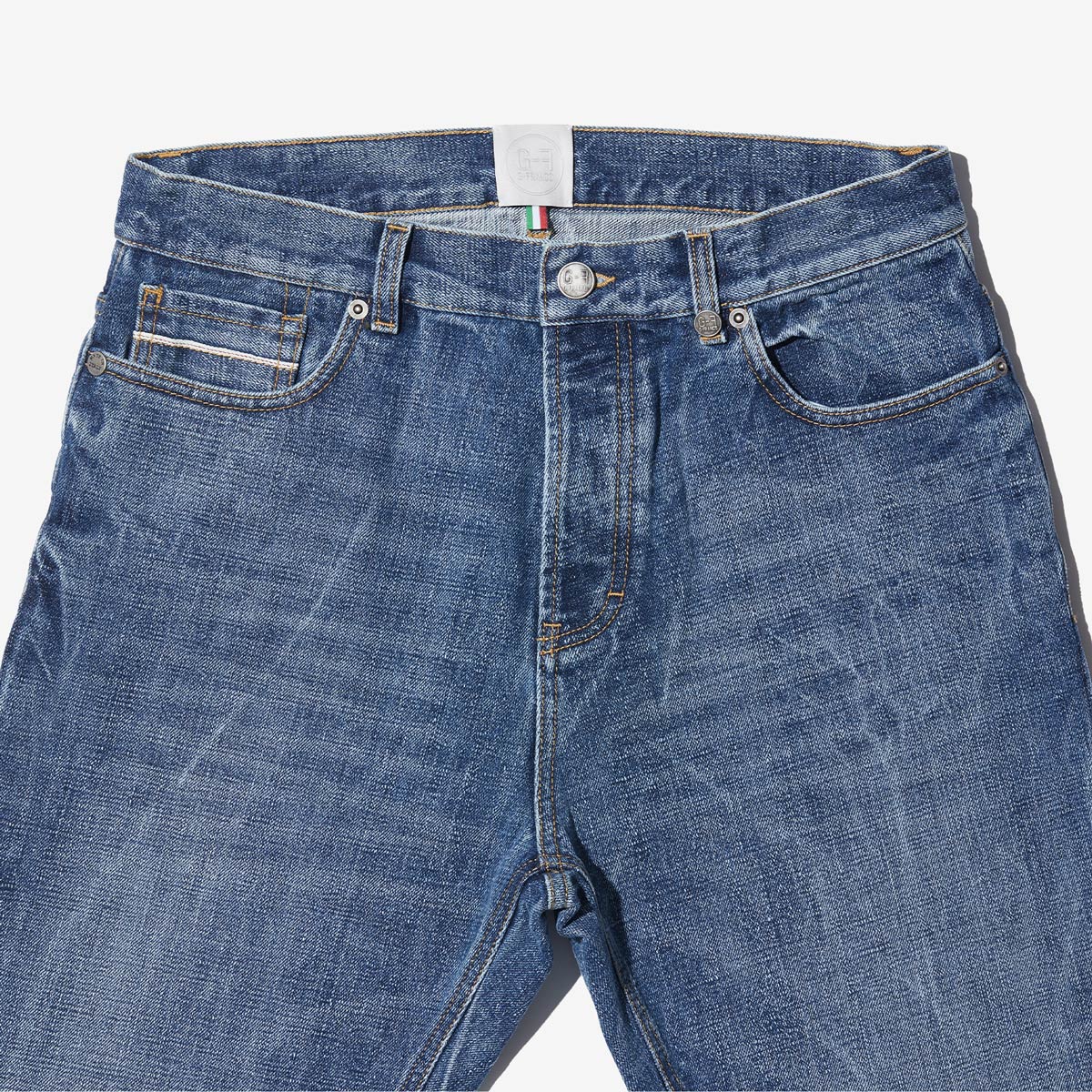 G-FRANCOのメンズジーンズ、BACCO(バッコ)のAlicante Blue（アリカンテブルー）の正面からのアップ