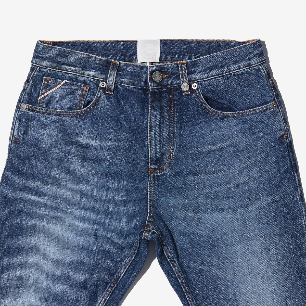 G-FRANCOのメンズジーンズ、GIOVE(ジョーべ)のProcida Blue（プロシダブルー）の正面からのアップ