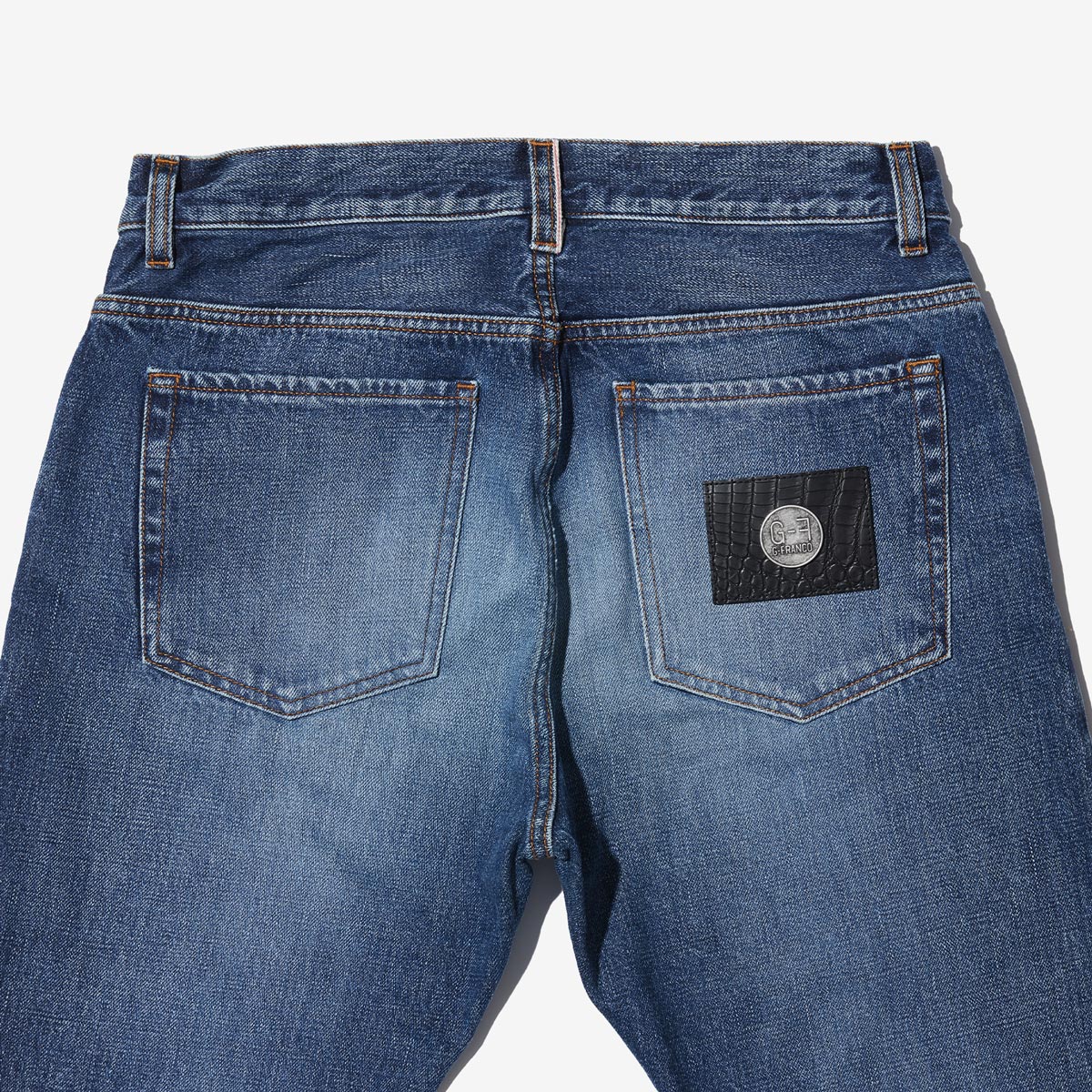 G-FRANCOのメンズジーンズ、GIOVE(ジョーべ)のProcida Blue（プロシダブルー）の背面からのアップ