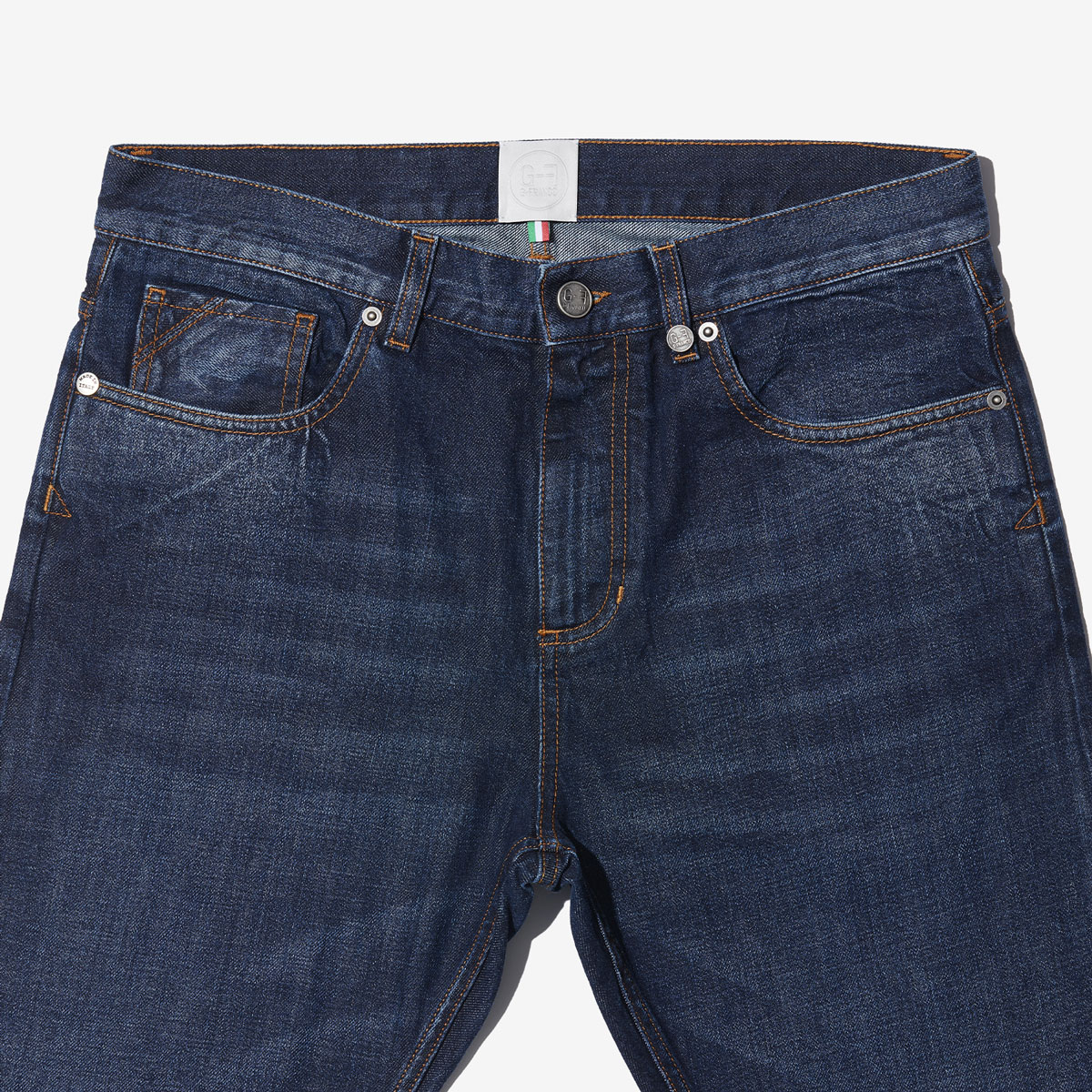 G-FRANCOのメンズジーンズ、GIOVE(ジョーべ)のVULCANO BLUE（ヴォルカノブルー）正面からのアップ