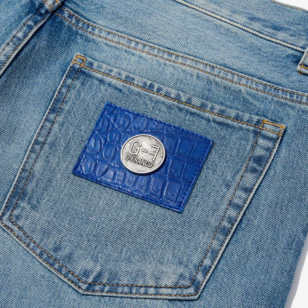 G-FRANCOのメンズデニムGIOVEジョーべの革タグ斜めからの画像