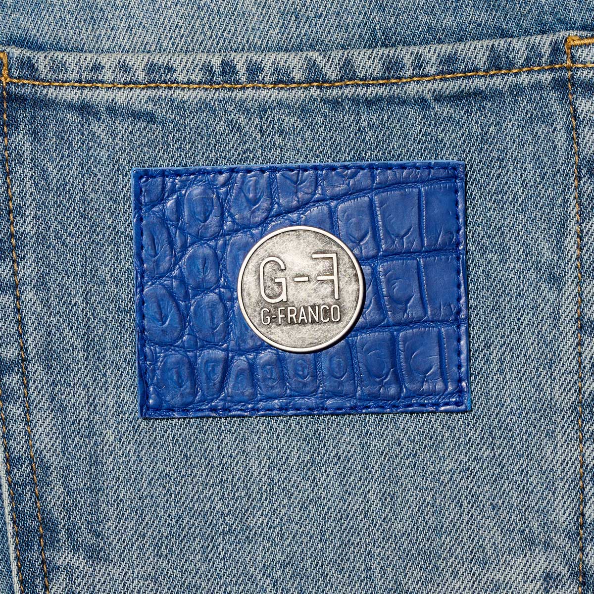 G-FRANCOのメンズデニムGIOVEジョーべの革タグ正面からの画像