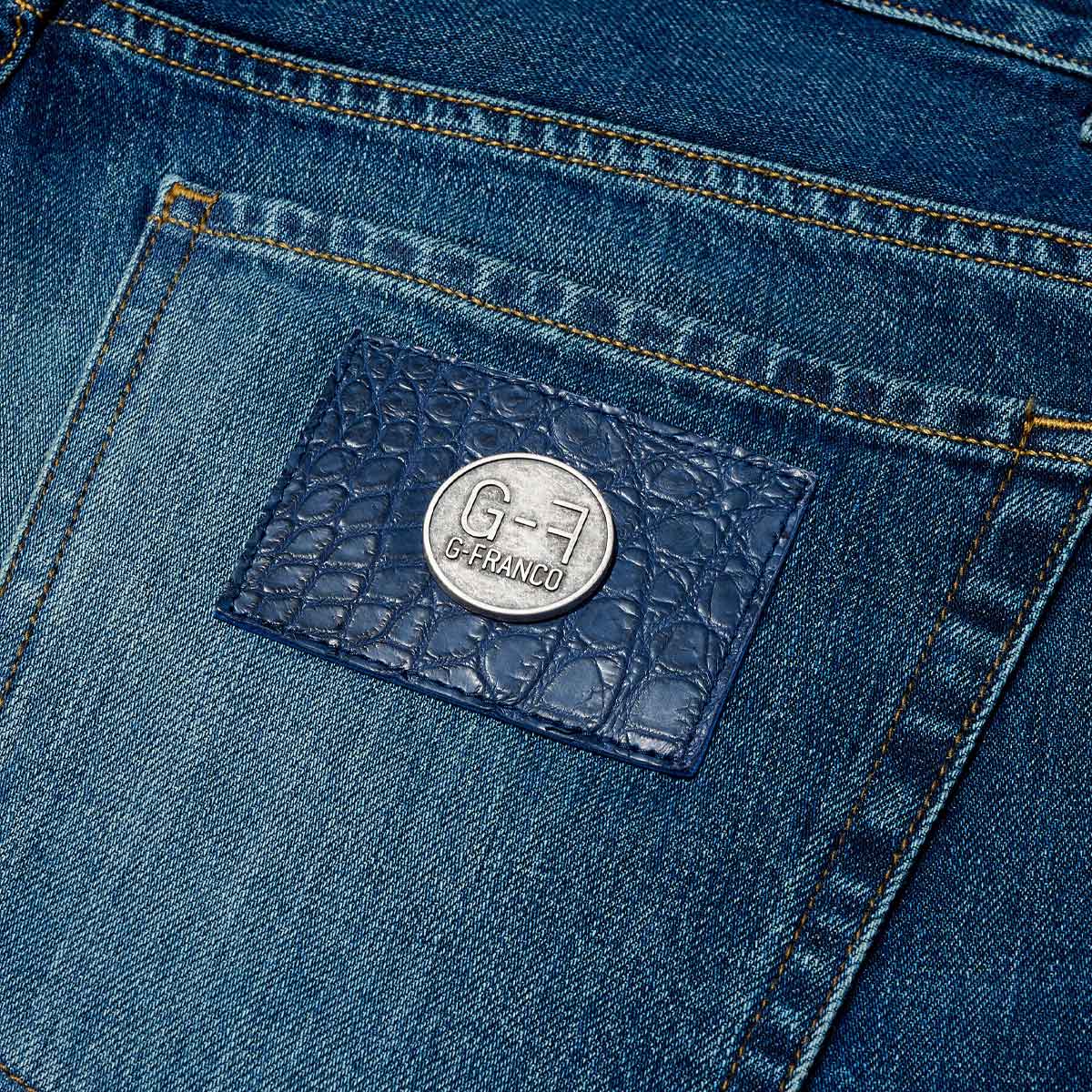 G-FRANCOのメンズデニムBACCOバッコの革タグ斜めからの画像