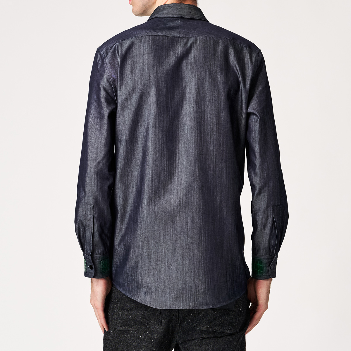 G-FRANCOのメンズデニムシャツ蚕糸（サンシ）の背面からの着画像
