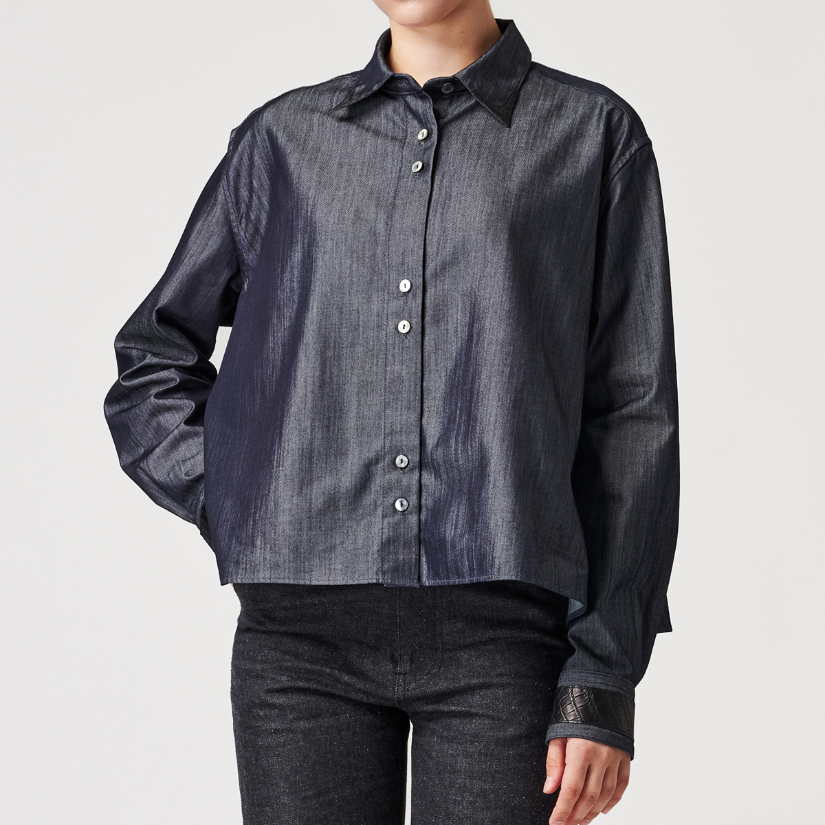 G-FRANCOのウィメンズデニムシャツ繭百合（マユリ）の正面からの着画像