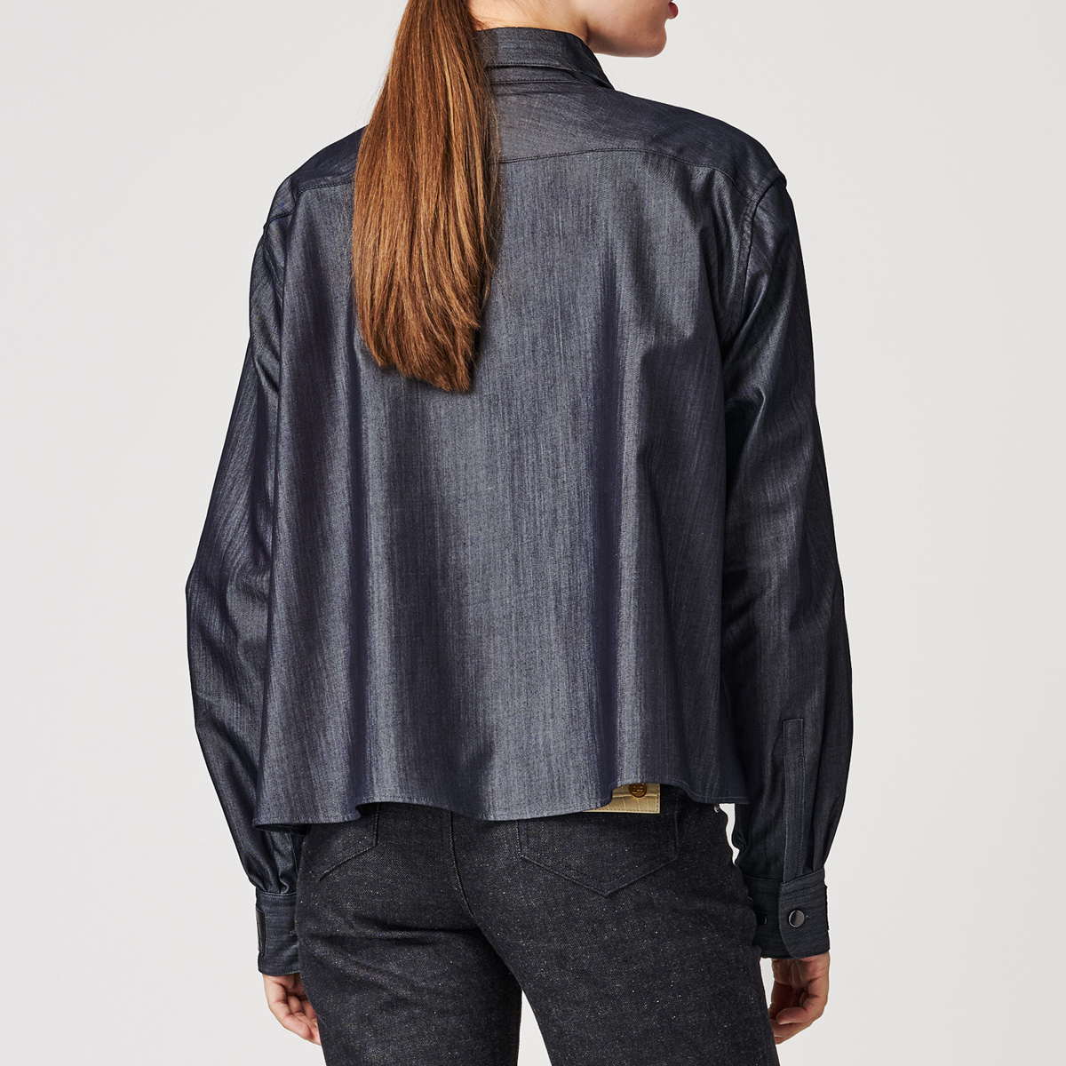 G-FRANCOのウィメンズデニムシャツ繭百合（マユリ）の背面からの着画像